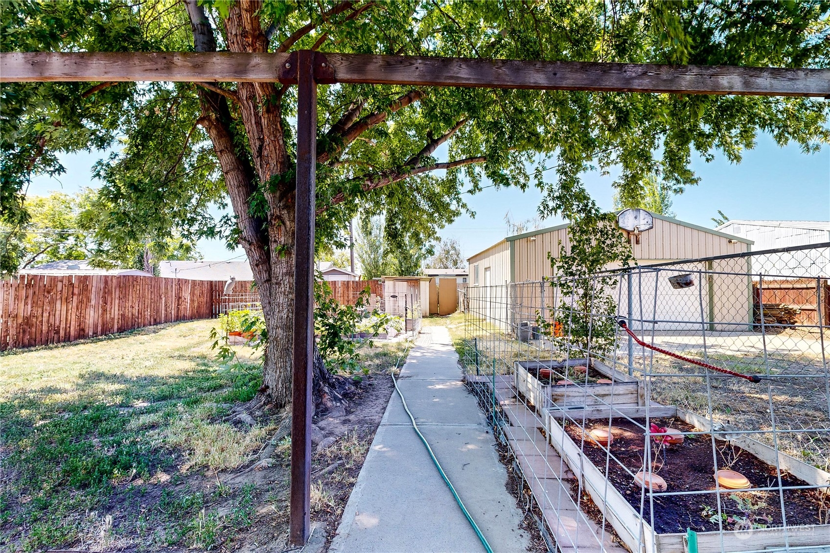 289 Main Street Touchet, WA 99360 - Photo 24 of 40 a backyard of a house with lots of green space and plants