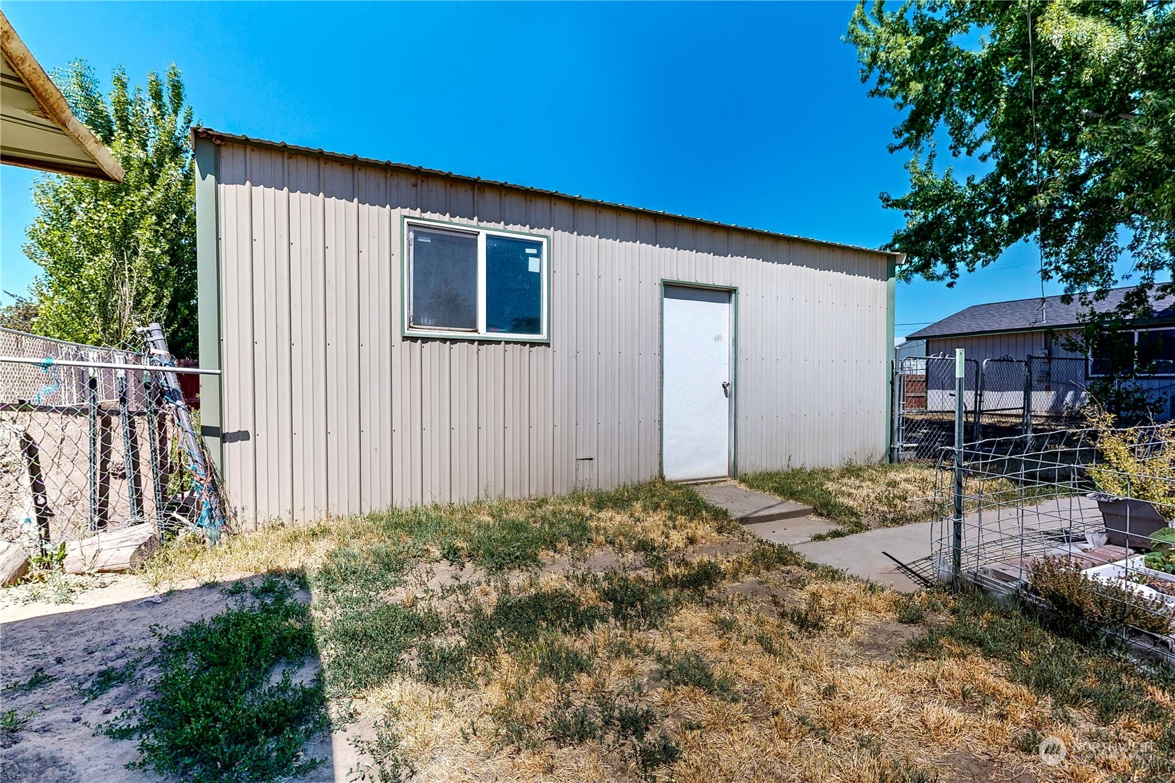 289 Main Street Touchet, WA 99360 - Photo 28 of 40 a backyard of a house with table and chairs