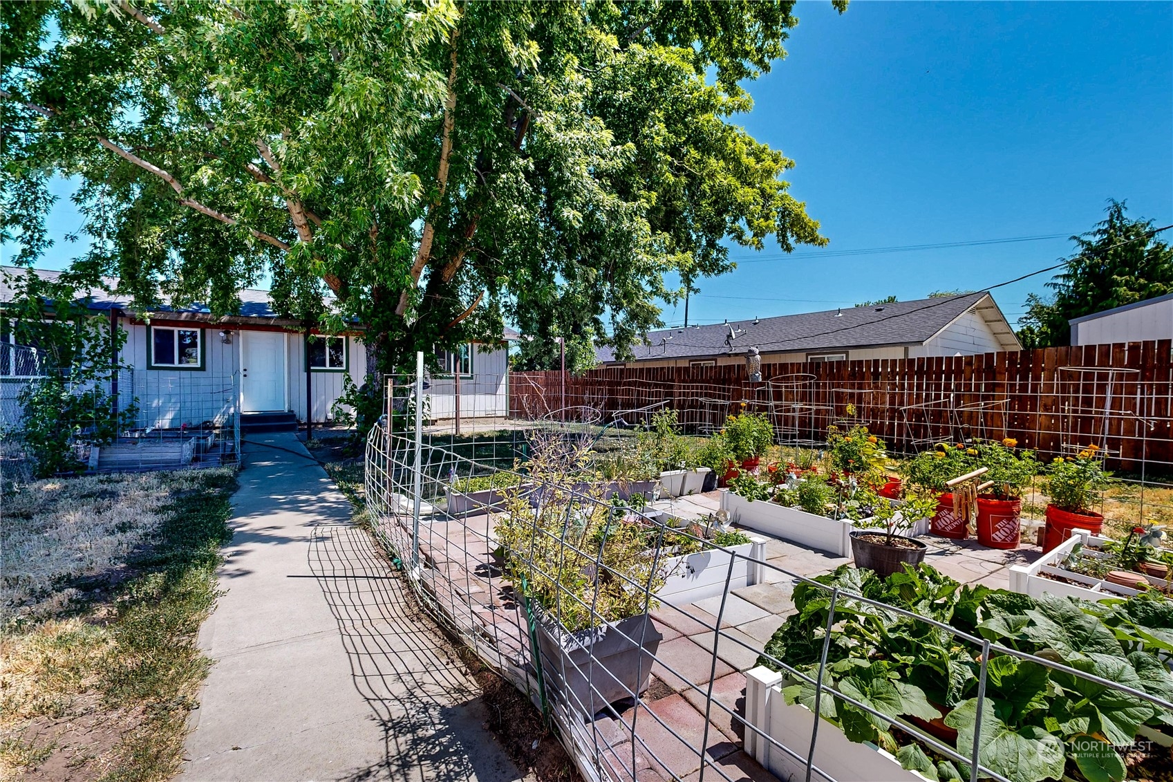 289 Main Street Touchet, WA 99360 - Photo 29 of 40 a view of yard with an outdoor seating
