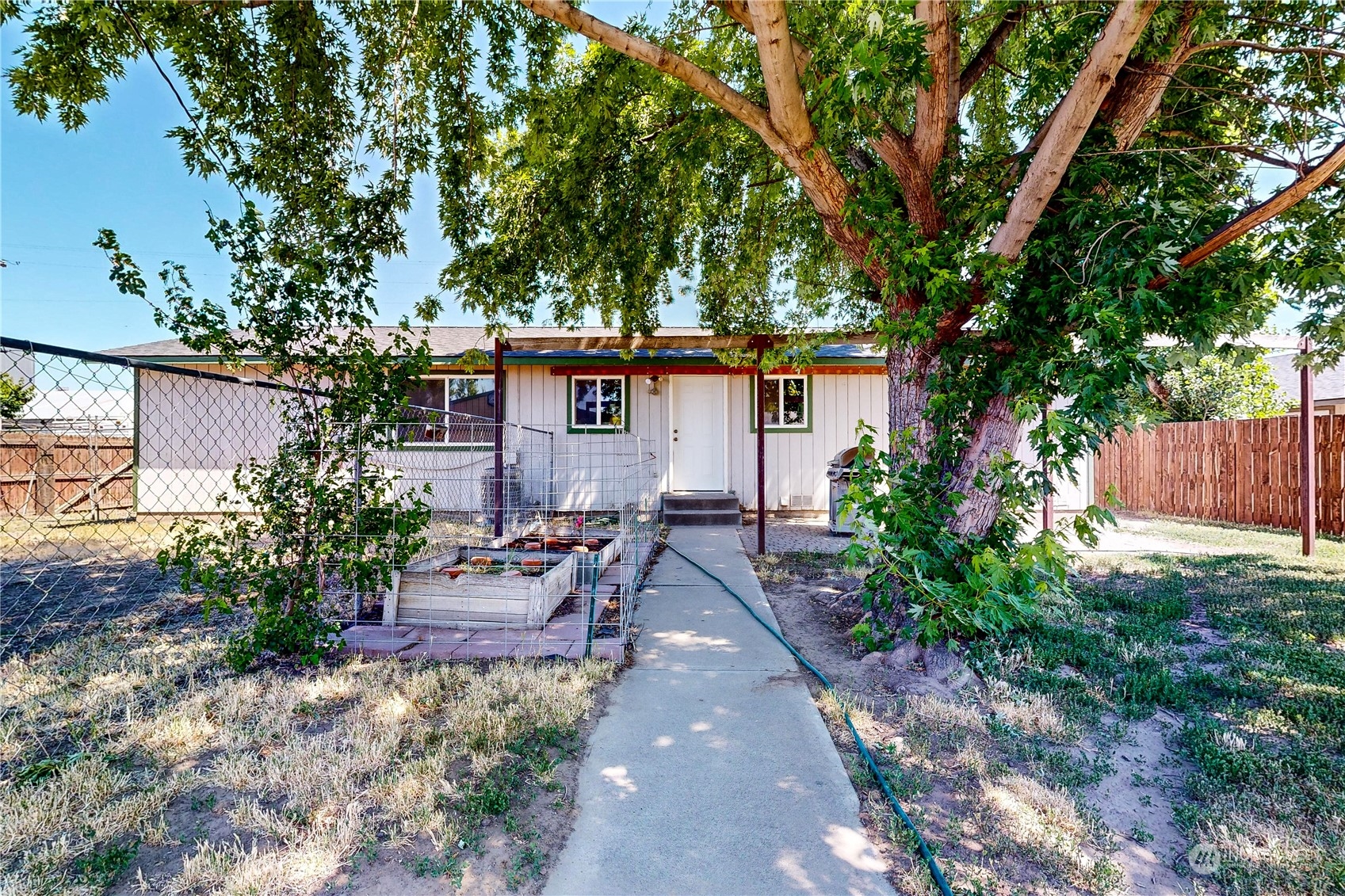 289 Main Street Touchet, WA 99360 - Photo 30 of 40 a garden view with a seating space
