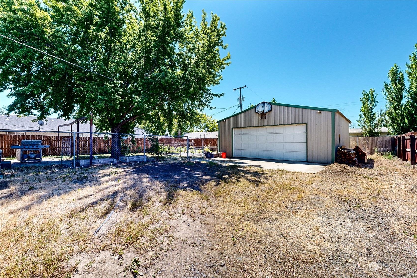 289 Main Street Touchet, WA 99360 - Photo 35 of 40 a front view of a house with a yard and garage
