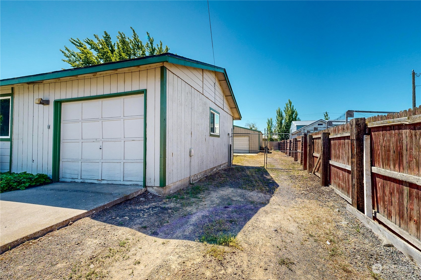 289 Main Street Touchet, WA 99360 - Photo 36 of 40 a view of a house with backyard