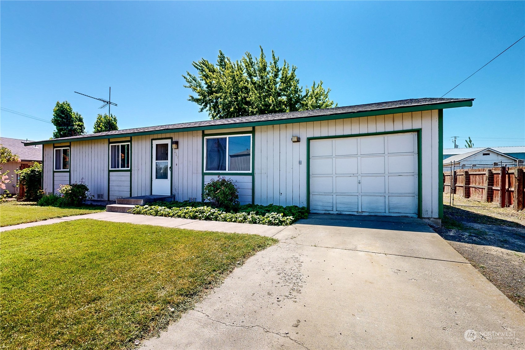 289 Main Street Touchet, WA 99360 - Photo 37 of 40 a front view of a house with a yard and garage