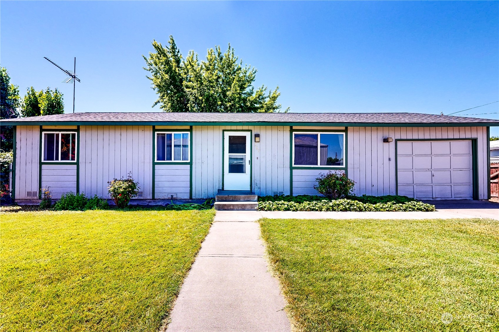 289 Main Street Touchet, WA 99360 - Photo 39 of 40 a front view of house with yard and green space