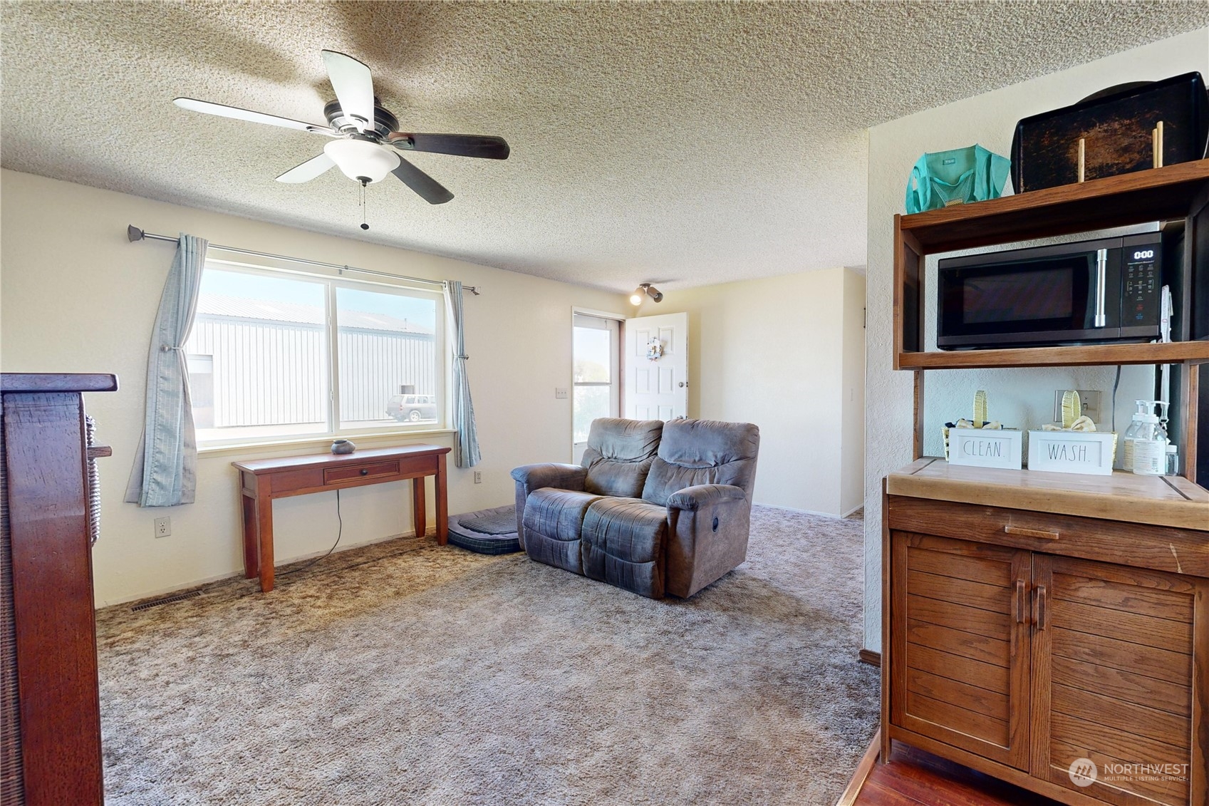 289 Main Street Touchet, WA 99360 - Photo 4 of 40 a living room with furniture and a flat screen tv