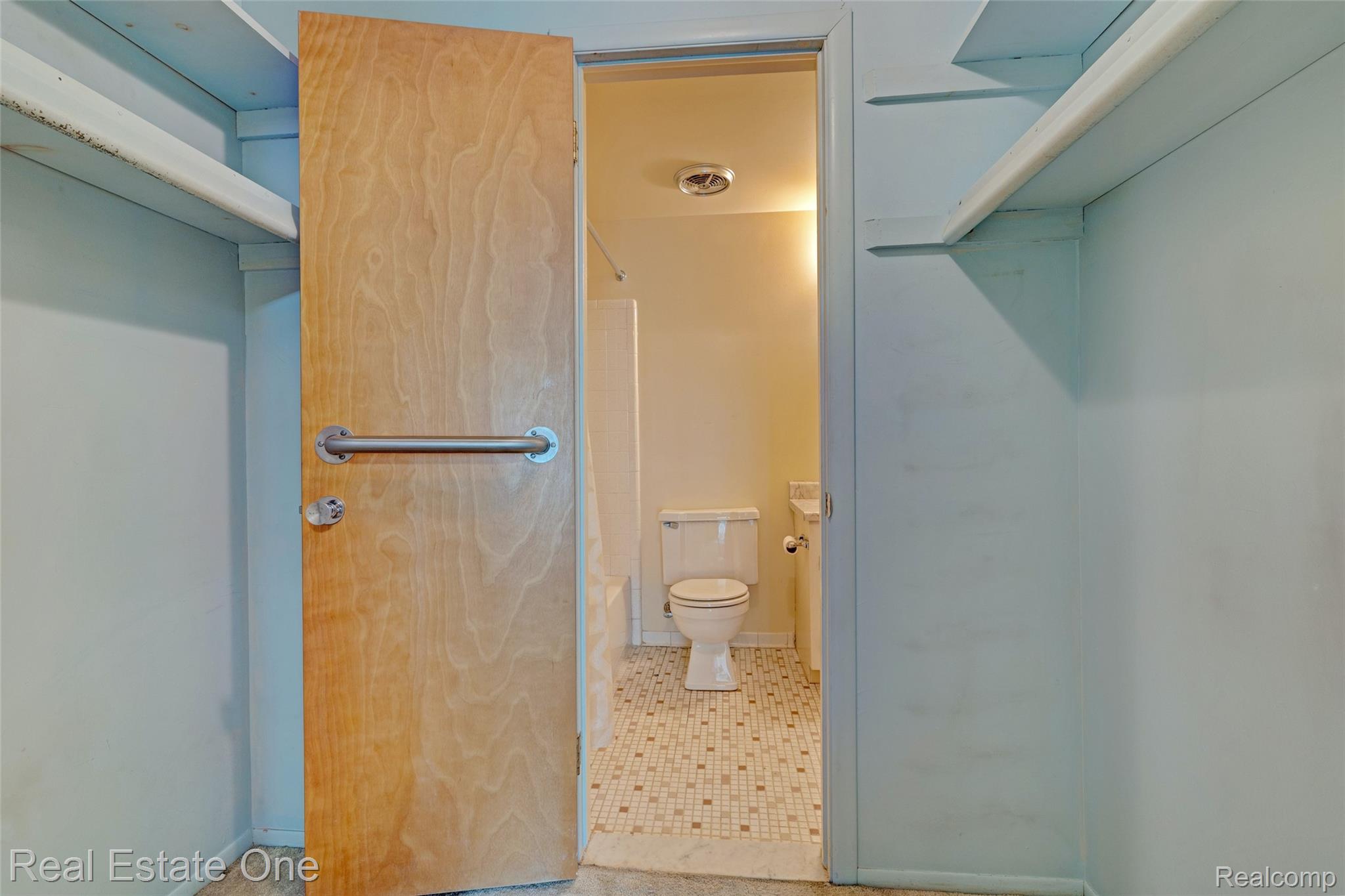 4456 15 Mile Road Sterling Heights, MI 48310 - Photo 21 of 31 23) Upstairs Bedroom 2 Walk-in Closet.jpg