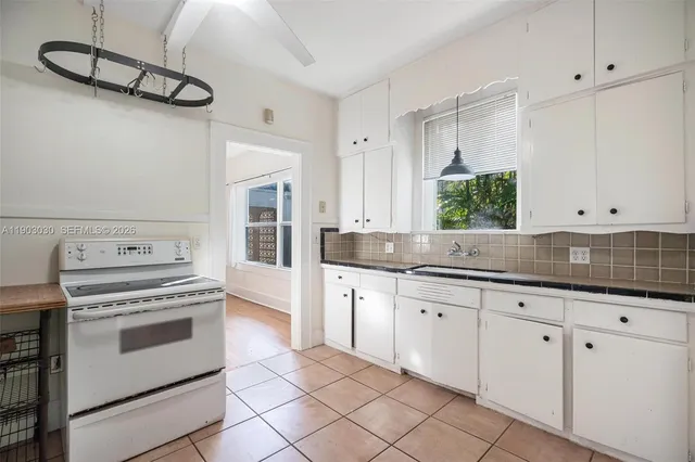 $2,300,000 | 721 Majorca Avenue, Coral Gables, FL 33134