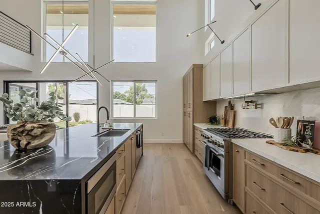 $2,049,900 | 4852 East Piccadilly Road, Phoenix, AZ 85018