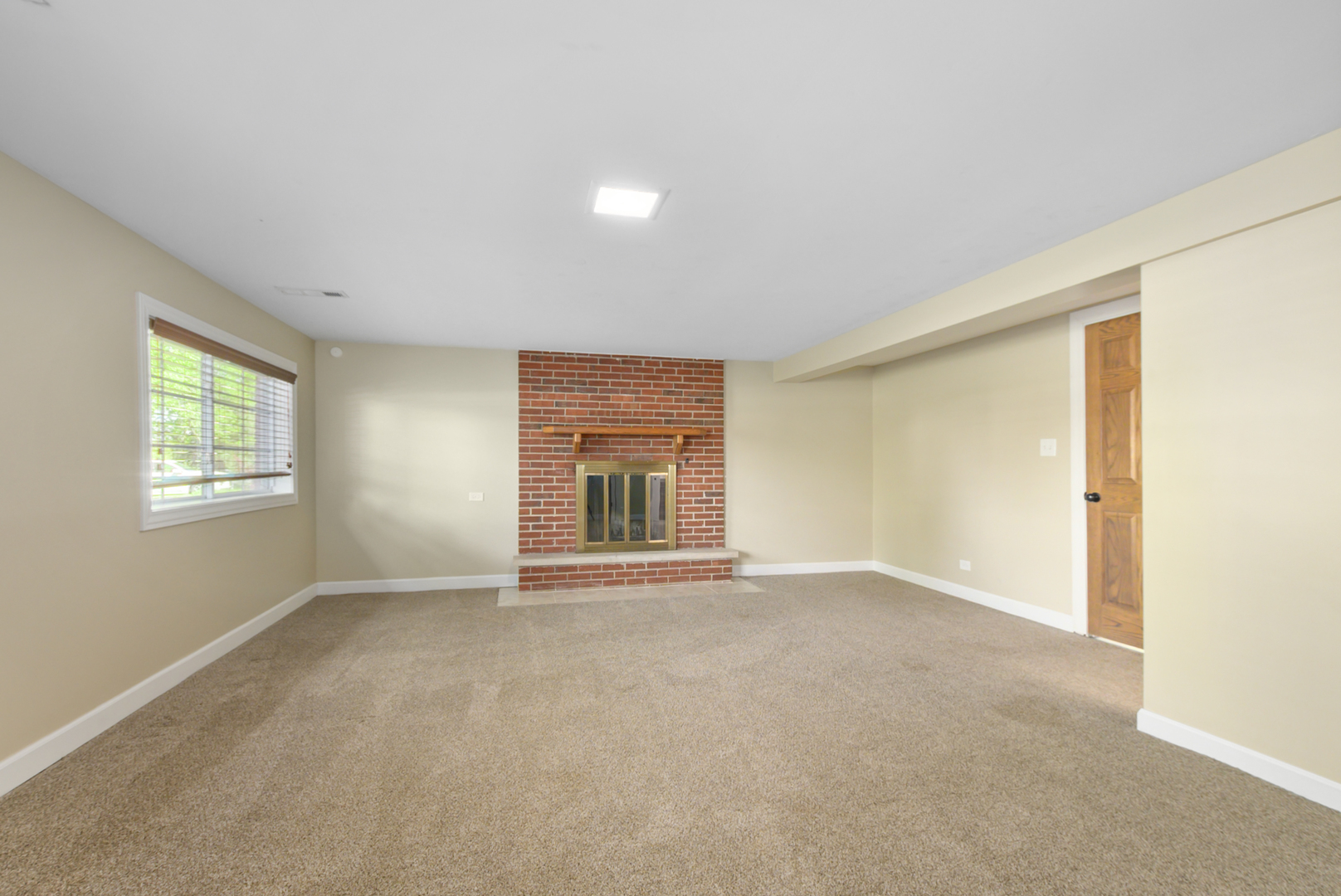 433 Hackberry Road Frankfort, IL 60423 - Photo 20 of 27 an empty room with windows