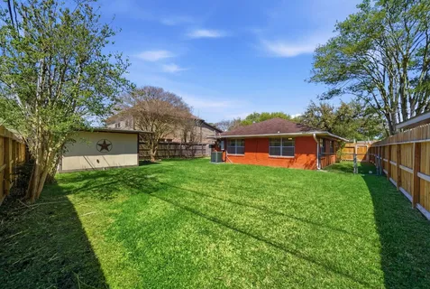 a view of a house with backyard