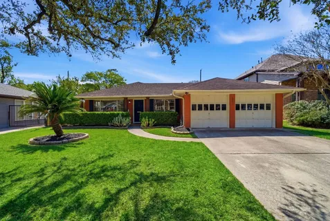 a view of house with a garden
