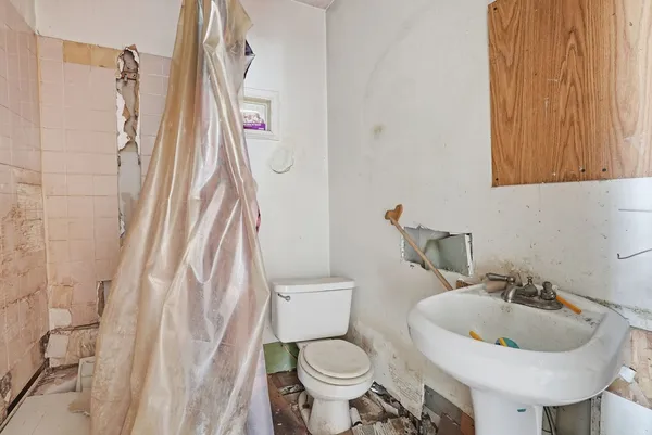 $40,000 | 122 West 150th Street, Harvey, IL 60426