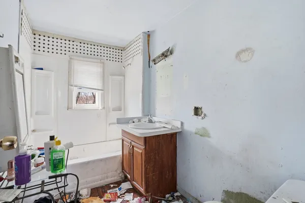 $40,000 | 122 West 150th Street, Harvey, IL 60426