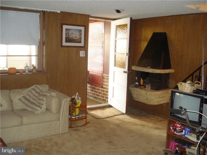 632 Renz Street Philadelphia, PA 19128 - Photo 10 of 17 Family Room