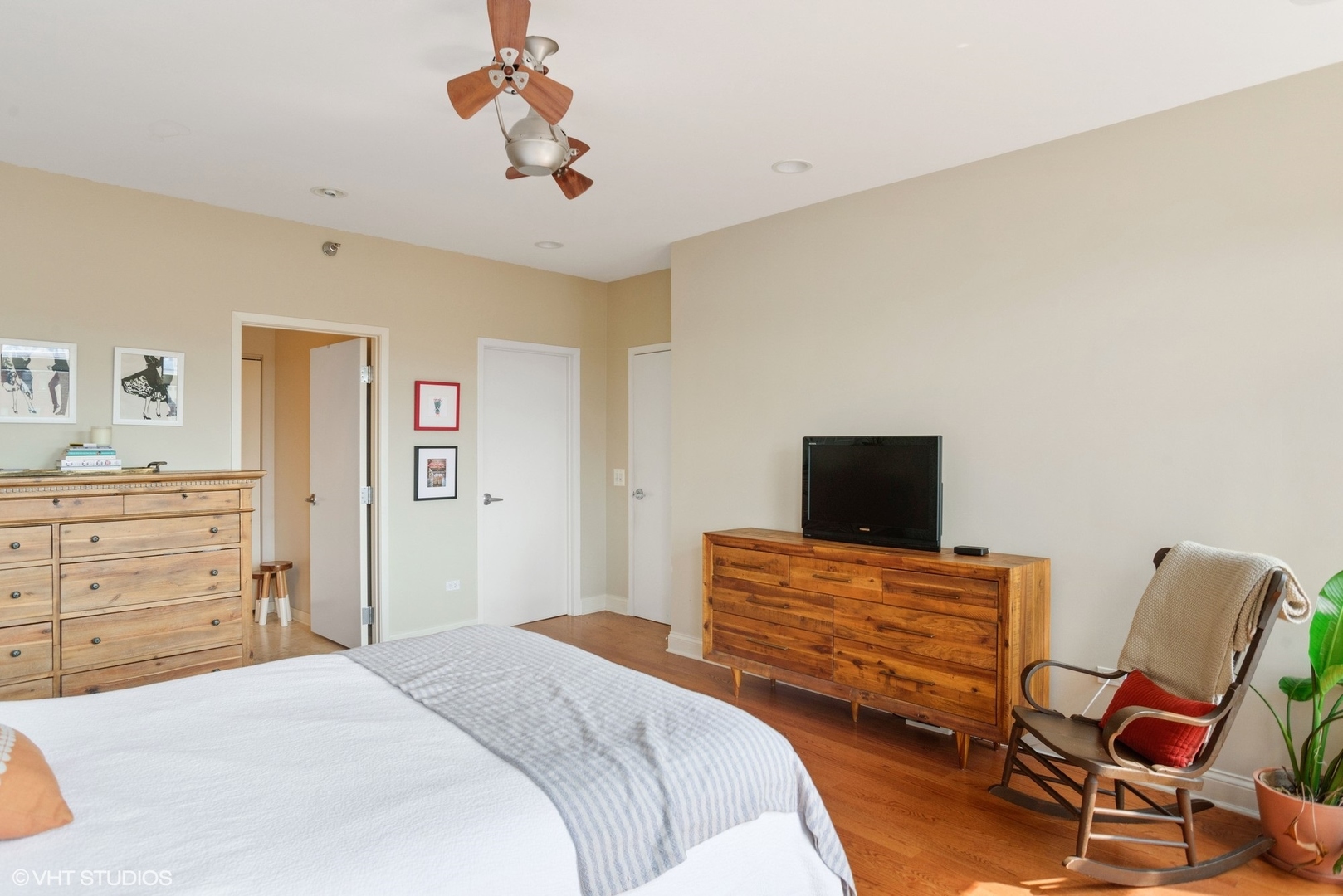 600 West Drummond Place, Unit 511 Chicago, IL 60614 - Photo 11 of 17 a bedroom with a bed and chair