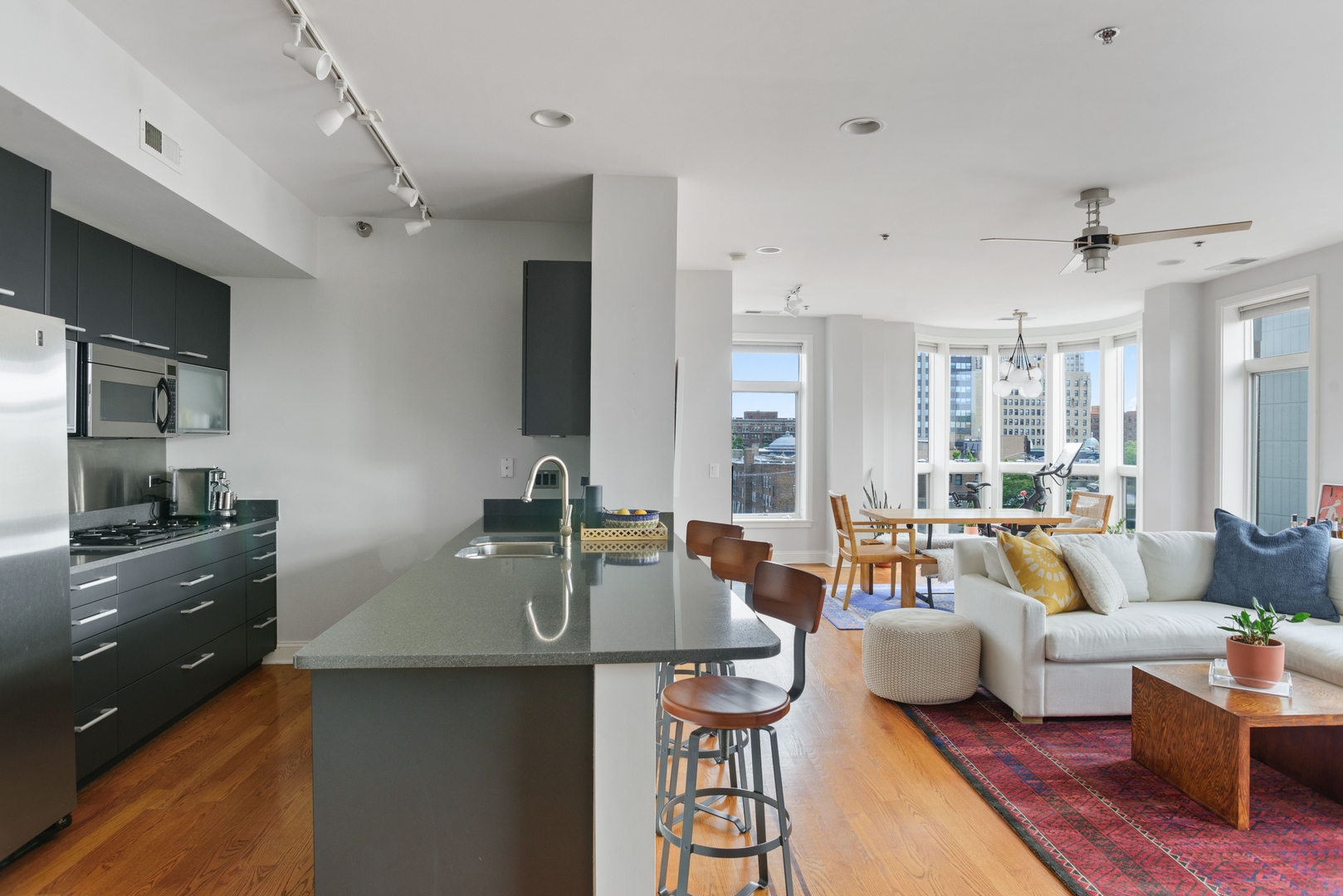 600 West Drummond Place, Unit 511 Chicago, IL 60614 - Photo 3 of 17 a living room with furniture and a table