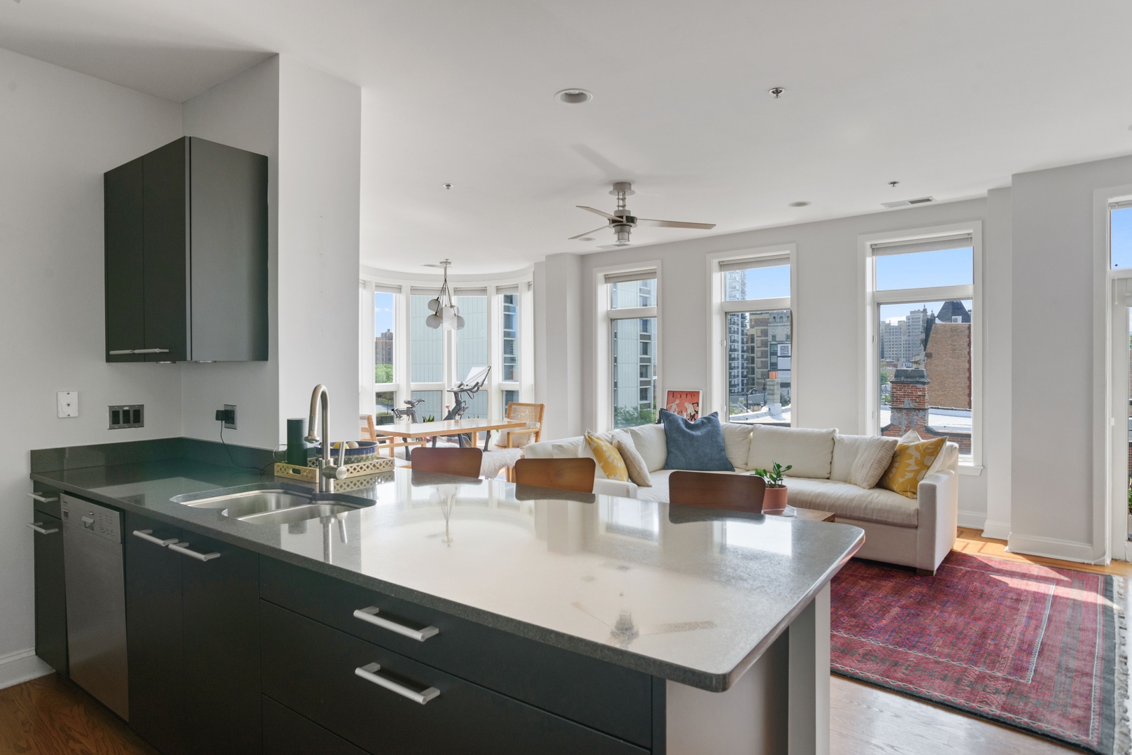 600 West Drummond Place, Unit 511 Chicago, IL 60614 - Photo 4 of 17 a view of kitchen island a sink and living room with granite countertop couch