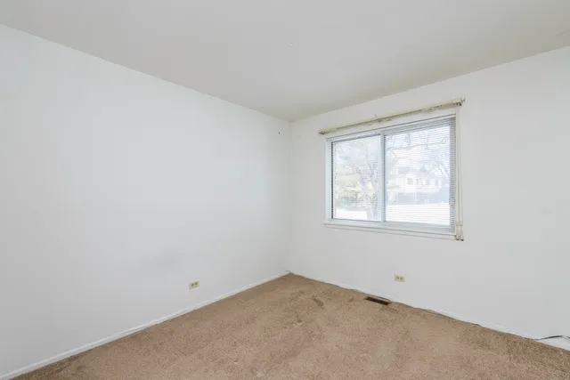 $215,000 | 1367 Stratford Drive, Unit 1D, Gurnee, IL 60031