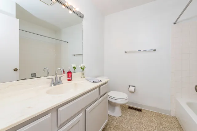 $215,000 | 1367 Stratford Drive, Unit 1D, Gurnee, IL 60031