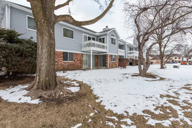 $215,000 | 1367 Stratford Drive, Unit 1D, Gurnee, IL 60031