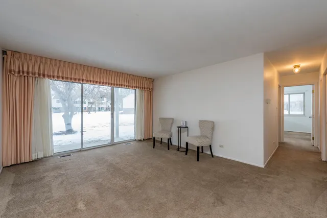 $215,000 | 1367 Stratford Drive, Unit 1D, Gurnee, IL 60031