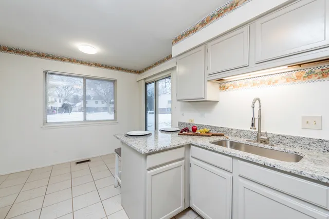 $215,000 | 1367 Stratford Drive, Unit 1D, Gurnee, IL 60031