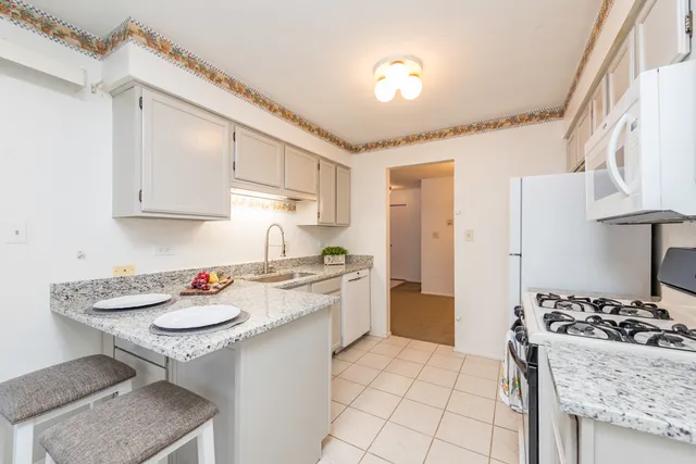 $215,000 | 1367 Stratford Drive, Unit 1D, Gurnee, IL 60031