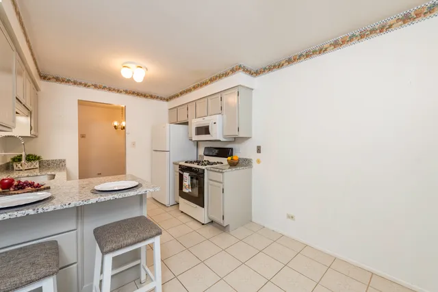 $215,000 | 1367 Stratford Drive, Unit 1D, Gurnee, IL 60031