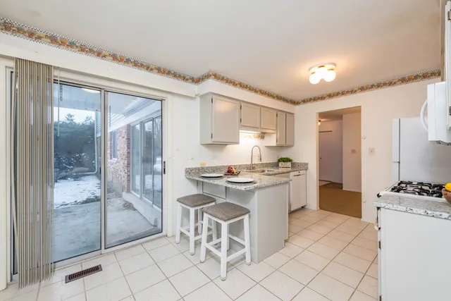 $215,000 | 1367 Stratford Drive, Unit 1D, Gurnee, IL 60031