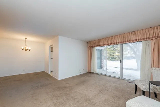 $215,000 | 1367 Stratford Drive, Unit 1D, Gurnee, IL 60031