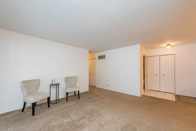 $215,000 | 1367 Stratford Drive, Unit 1D, Gurnee, IL 60031