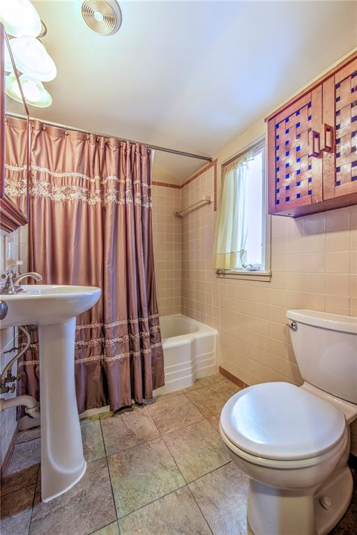 113 Leon Road Green Tree, PA 15220 - Photo 18 of 23 Full Bathroom, upstairs level.