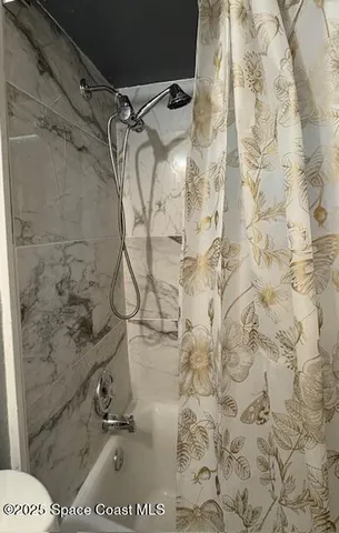 a view of a livingroom with workspace