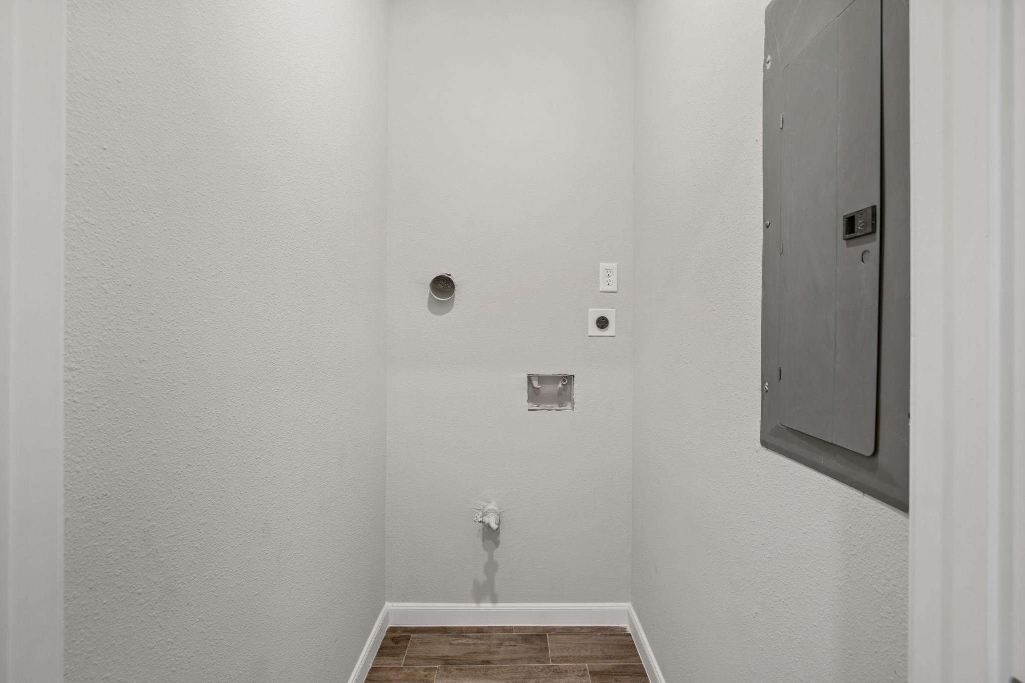 5911 Westover Street, Unit B Houston, TX 77033 - Photo 18 of 21 a view of bathroom with shower