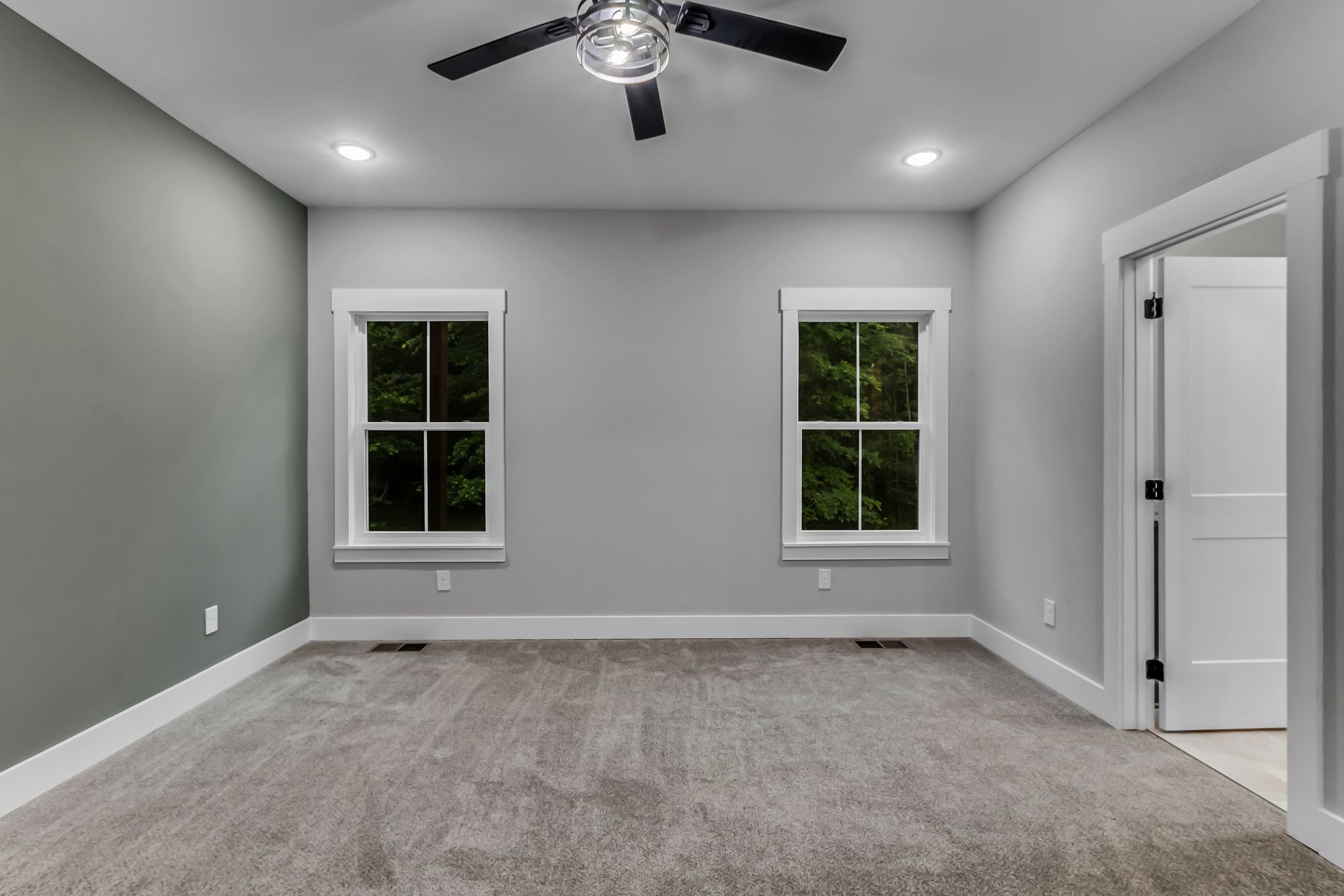 4106 Asbury Road Manchester, TN 37355 - Photo 19 of 58 an empty room with windows and closet