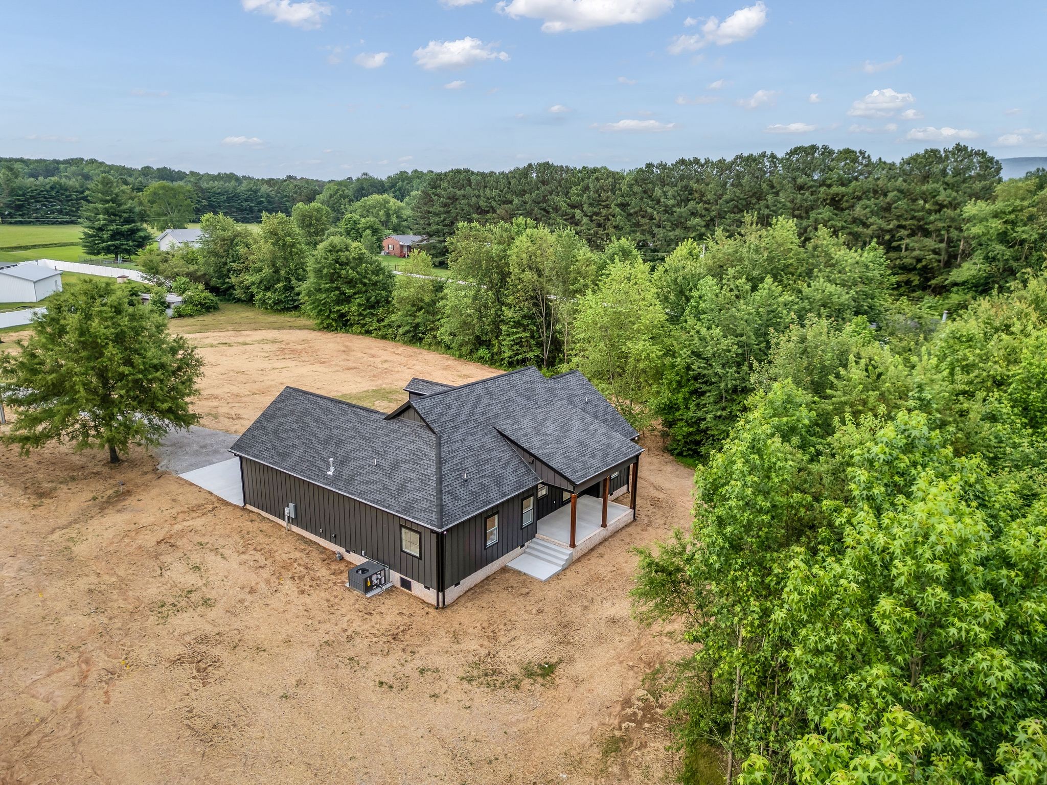 4106 Asbury Road Manchester, TN 37355 - Photo 5 of 58 a view of a house with a yard