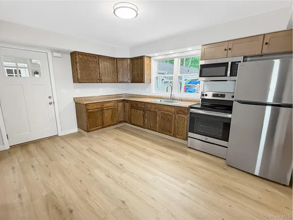 $3,000 | 4332 Albany Post Road, Unit 5, Hyde Park, NY 12538