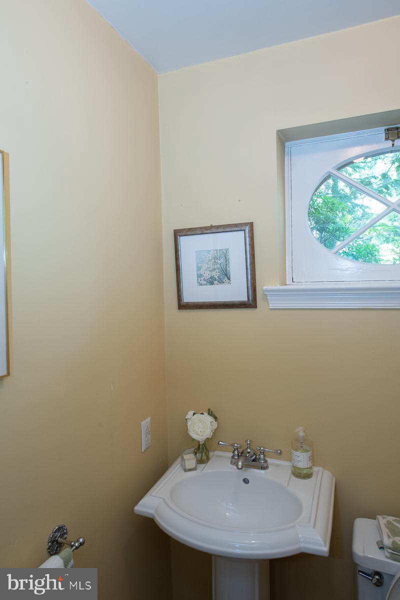 502 Oak Grove Lane Wayne, PA 19087 - Photo 37 of 67 Powder room