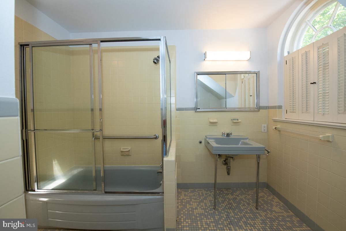 502 Oak Grove Lane Wayne, PA 19087 - Photo 47 of 67 Bathroom