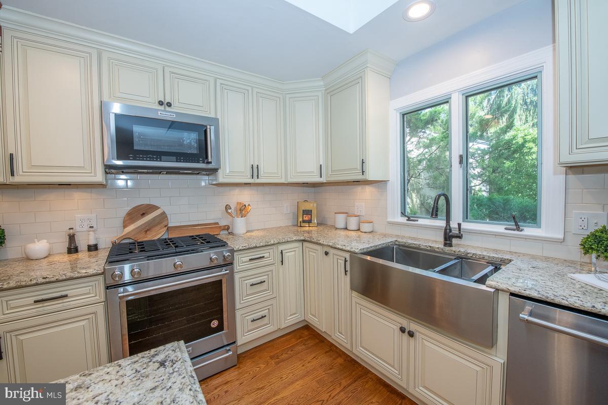 502 Oak Grove Lane Wayne, PA 19087 - Photo 10 of 67 New appliances