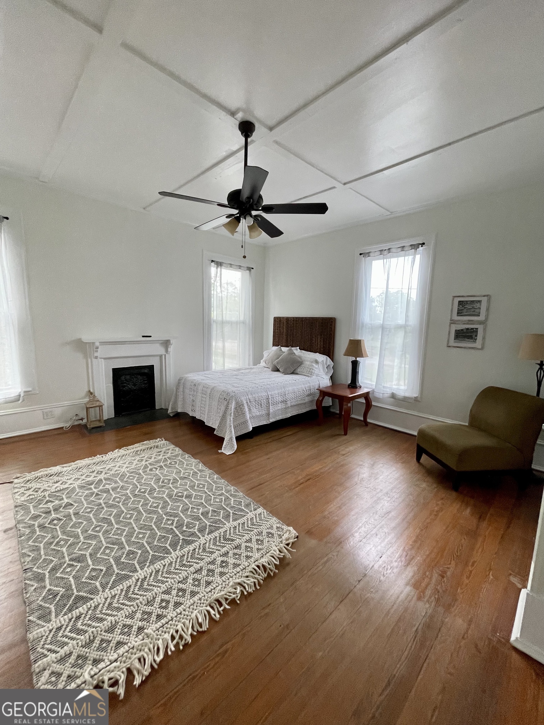 400 West Gordon Street Thomaston, GA 30286 - Photo 18 of 43 a living room with furniture and a flat screen tv