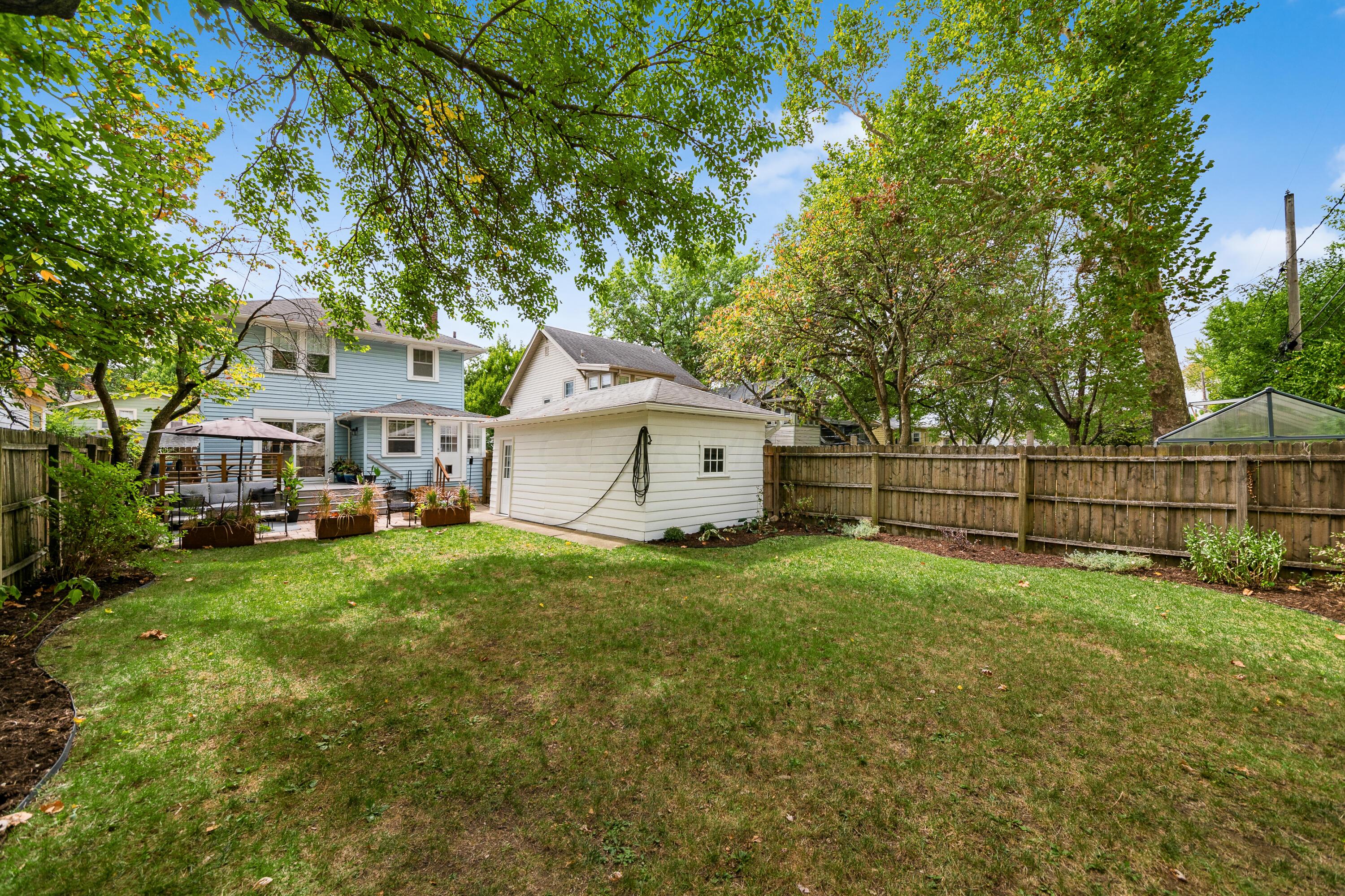 186 East Pacemont Road Columbus, OH 43202 - Photo 7 of 39 Big, big backyard with hardy plantings. Great view.