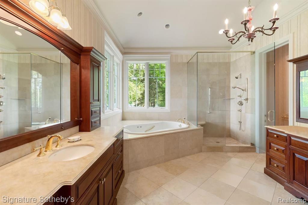 214 Gallogly Road Lake Angelus, MI 48326 - Photo 15 of 34