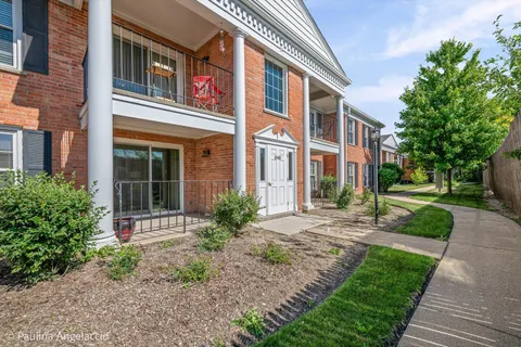 $230,000 | 540 Shorely Drive, Unit 104, Barrington, IL 60010