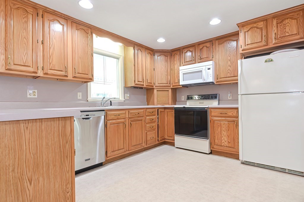 18 Peabody Road Shirley, MA 01464 - Photo 3 of 36