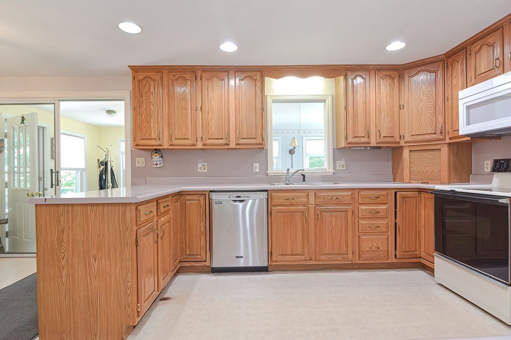 18 Peabody Road Shirley, MA 01464 - Photo 4 of 36