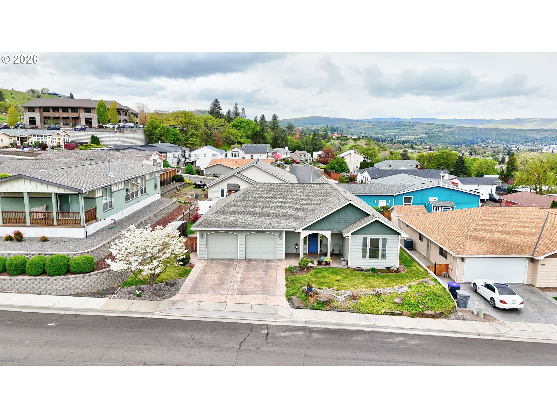 1901 Golden Way The Dalles, OR 97058 - Photo 3 of 48 a picture of city view