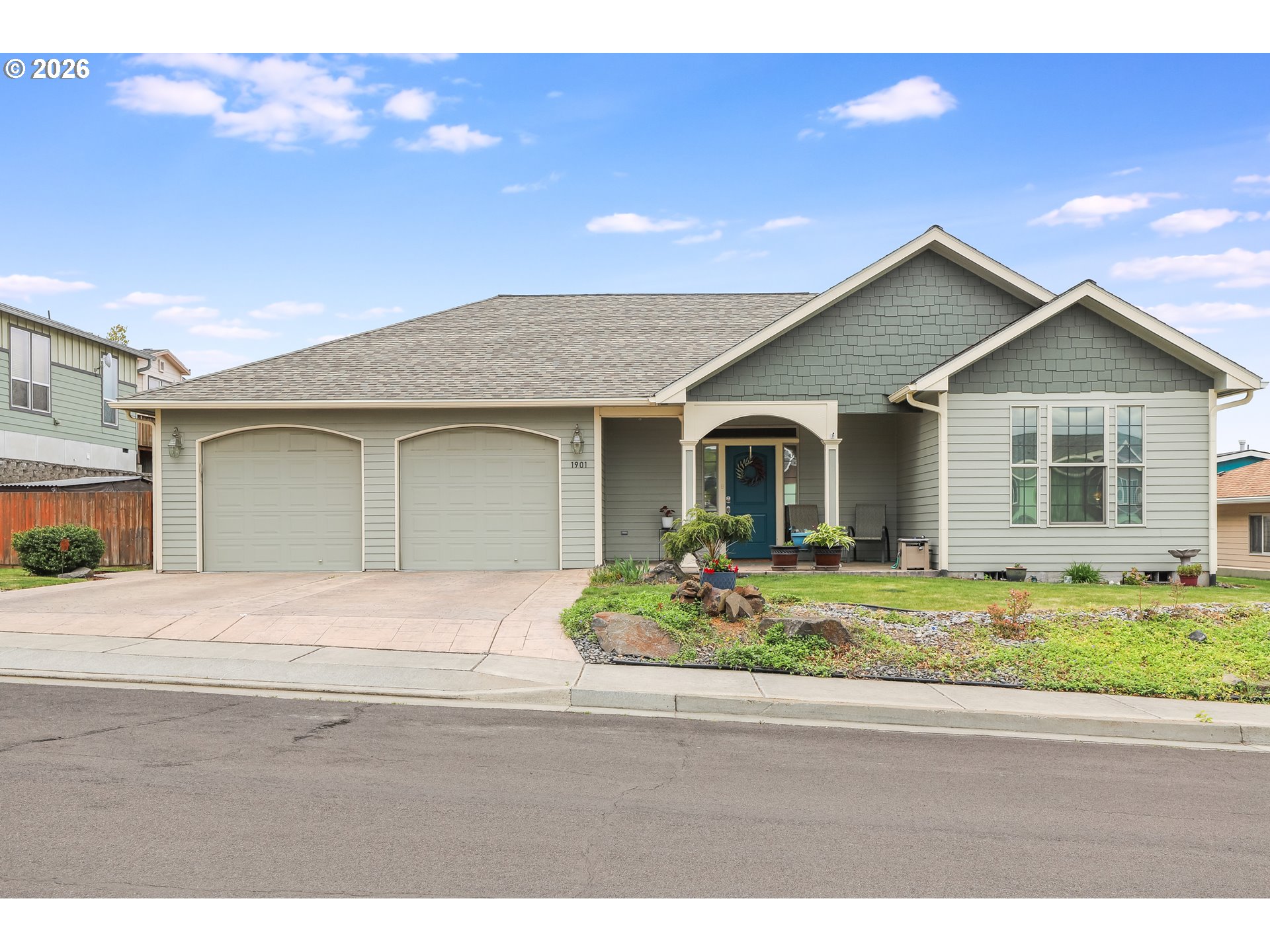 1901 Golden Way The Dalles, OR 97058 - Photo 4 of 48 a front view of a house with a garden and yard