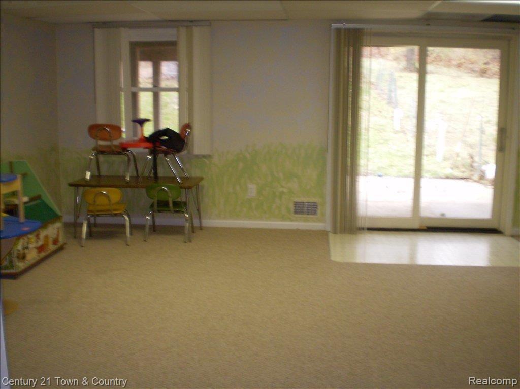 9269 Michigamme Road Clarkston, MI 48348 - Photo 10 of 15 11 Walkout Family Room