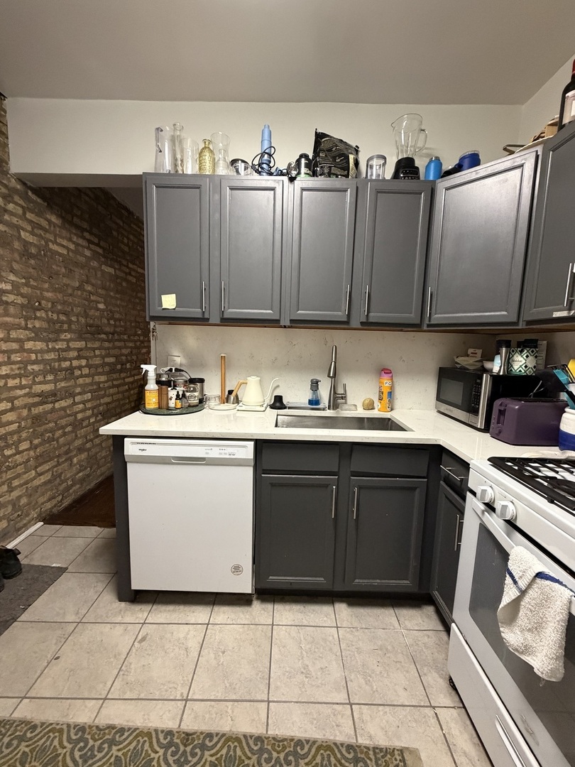 713 West Barry Avenue, Unit N1 Chicago, IL 60657 - Photo 15 of 18